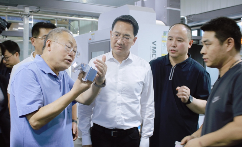 楊仁華在秦漢新城調研重點項目建設并召開座談會